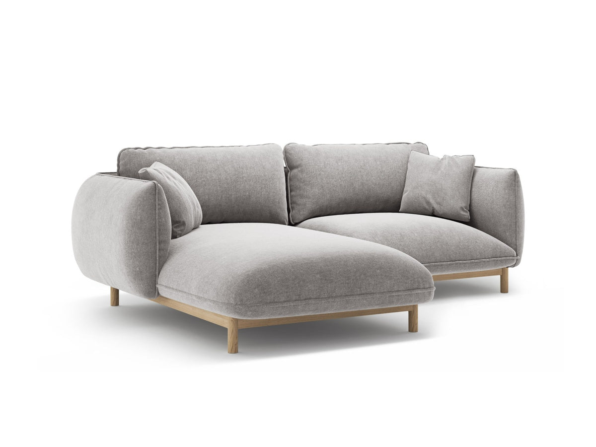 Linkes Ecksofa Ada von Micadoni in Mandel beige, Casino-Stoffbezug, geschwungene Form mit sichtbaren Buchenholzbeinen und Zierleiste.