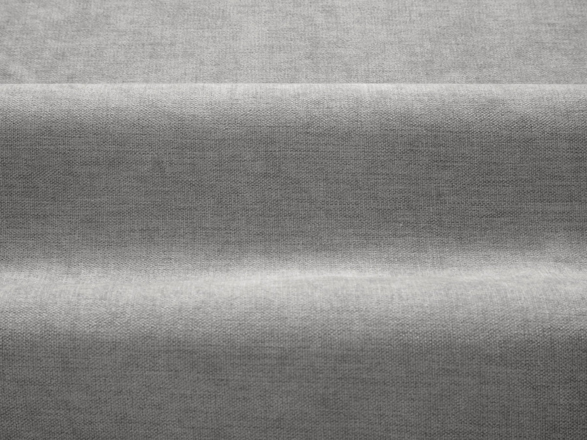 Linkes Ecksofa Ada von Micadoni in Mandel beige, Casino-Stoffbezug, geschwungene Form mit sichtbaren Buchenholzbeinen und Zierleiste.