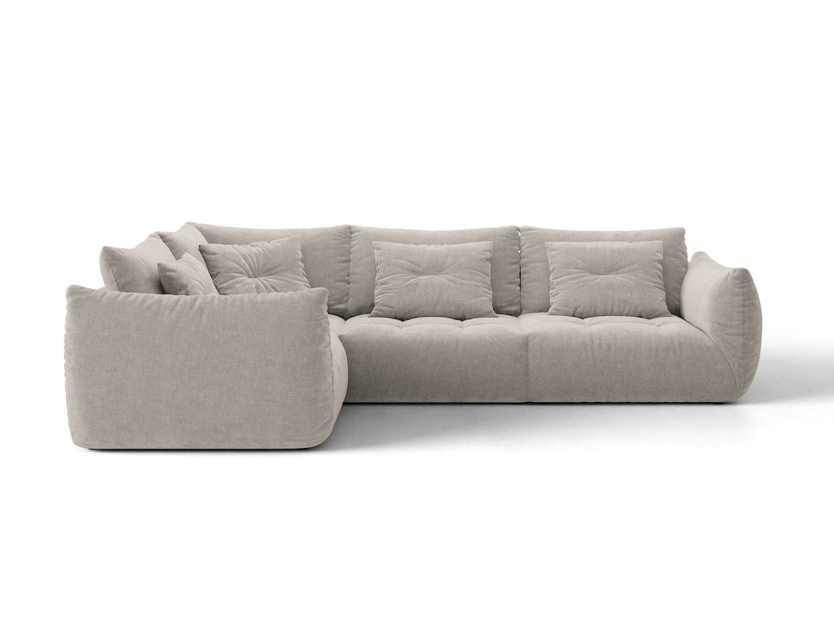 Modulares Ecksofa links Bloom von Micadoni in leichtem Beige, Veloursstoff Casino Pearl, schwarze Kunststoffbeine, tiefe Sitzfläche.