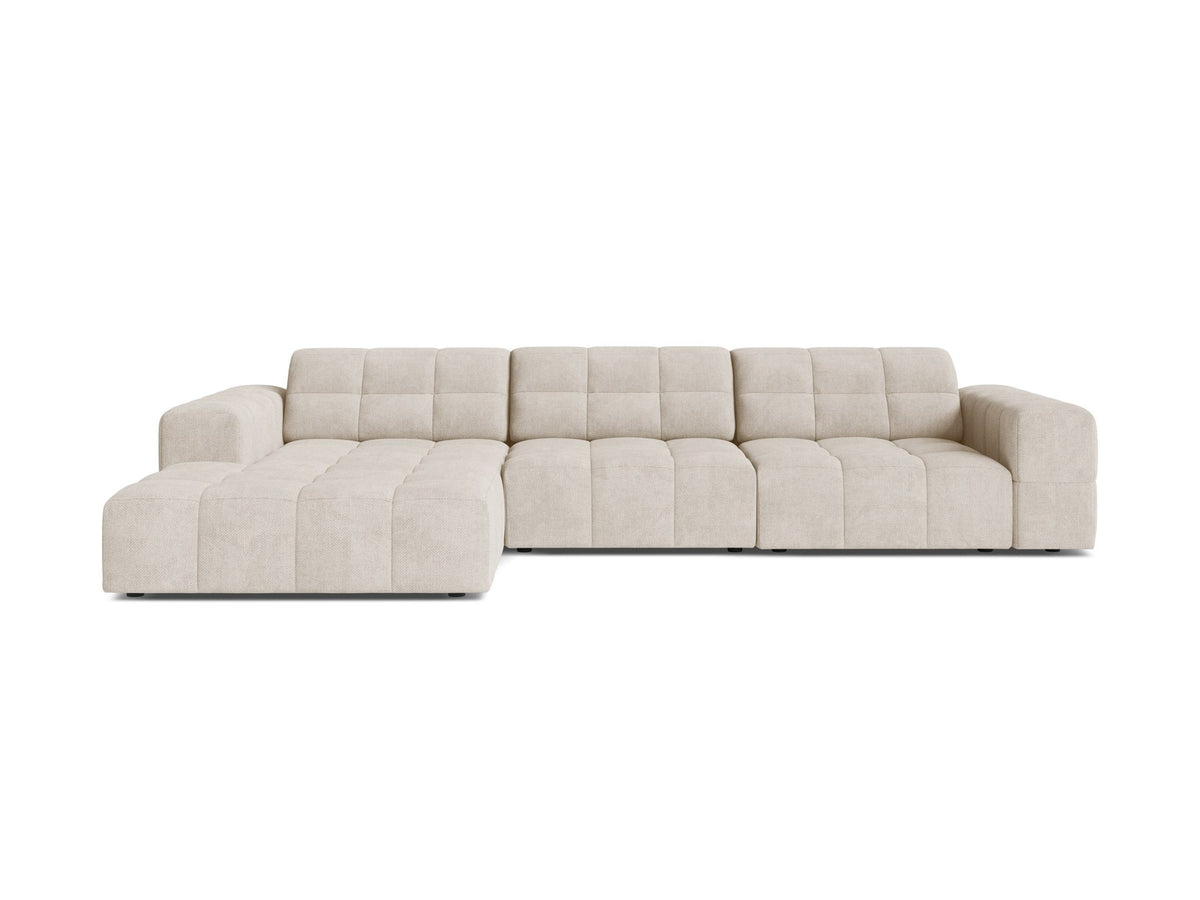 Linksseitiges L-Sofa Jennifer von Micadoni in leichtem Beige, Bluvel-Stoff, mit schwarzen Kunststoffbeinen und niedriger Rückenlehne.