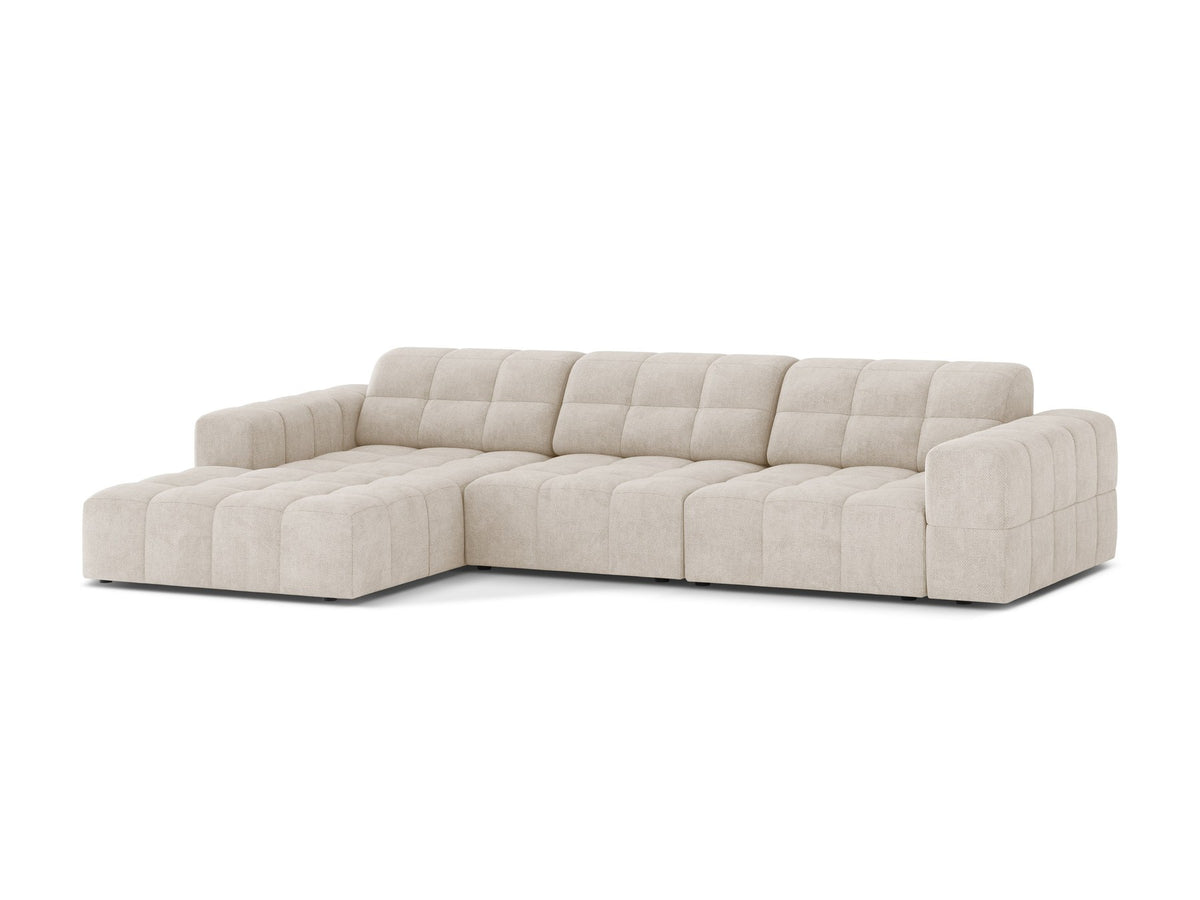Linksseitiges L-Sofa Jennifer von Micadoni in leichtem Beige, Bluvel-Stoff, mit schwarzen Kunststoffbeinen und niedriger Rückenlehne.
