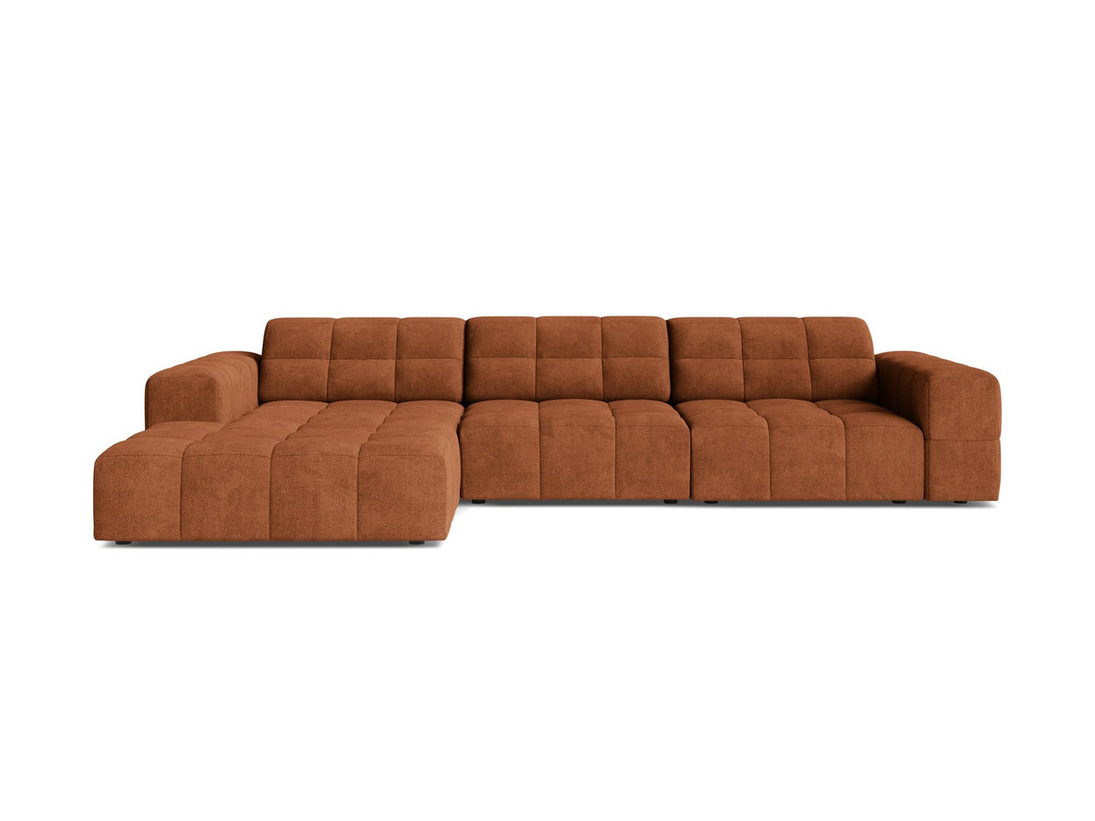 Linksseitiges L-Sofa Jennifer von Micadoni in leichtem Beige, Bluvel-Stoff, mit schwarzen Kunststoffbeinen und niedriger Rückenlehne.