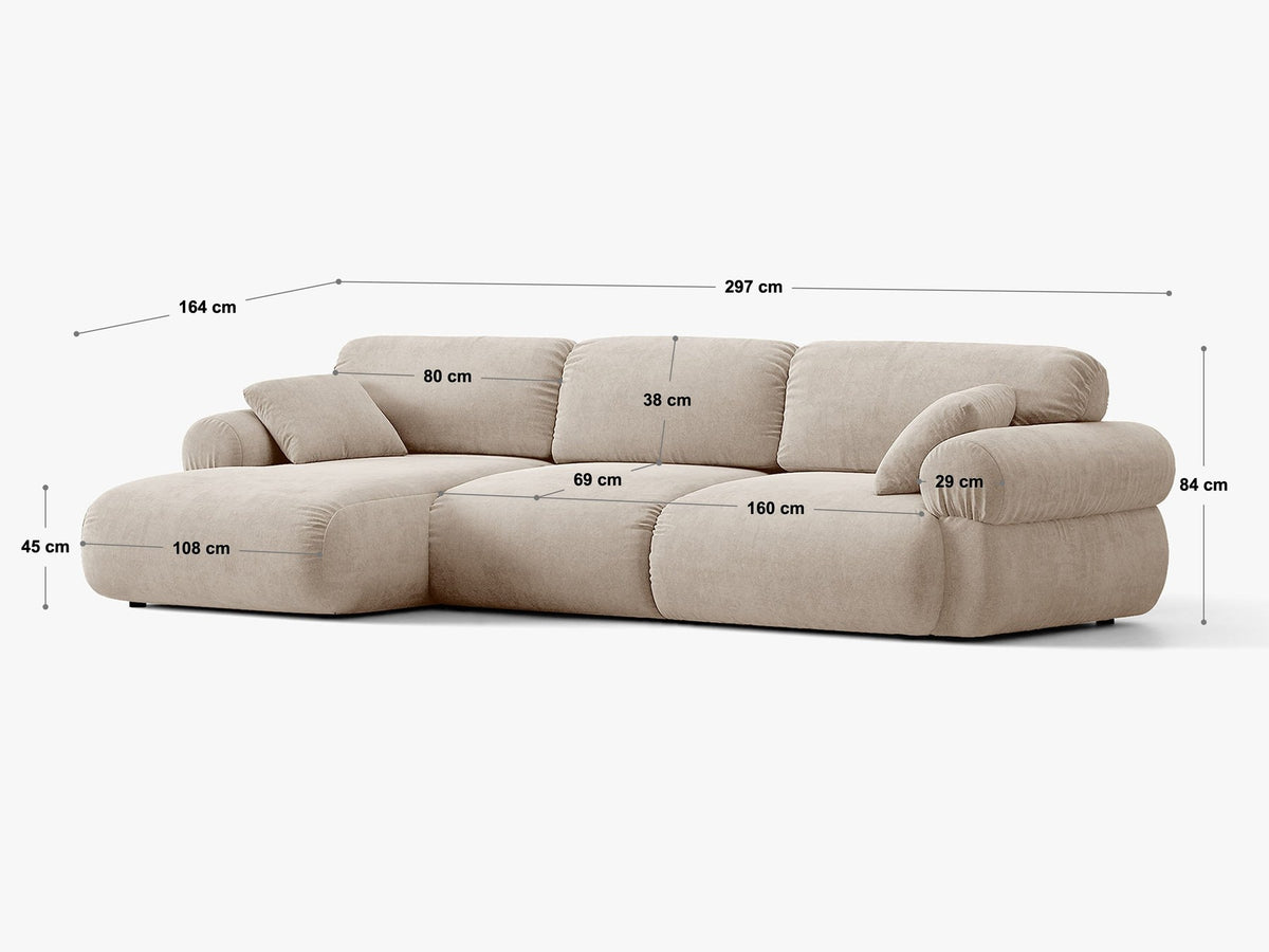 Beiges L-Sofa links Ophelia von Micadoni mit Liberty-Stoffbezug, niedriger Silhouette, schwarzen Kunststoffbeinen und tiefer Sitzfläche.