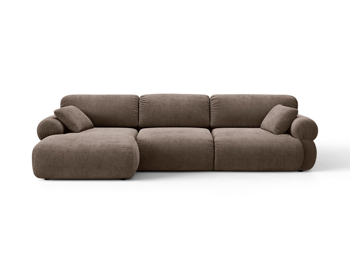 Beiges L-Sofa links Ophelia von Micadoni mit Liberty-Stoffbezug, niedriger Silhouette, schwarzen Kunststoffbeinen und tiefer Sitzfläche.