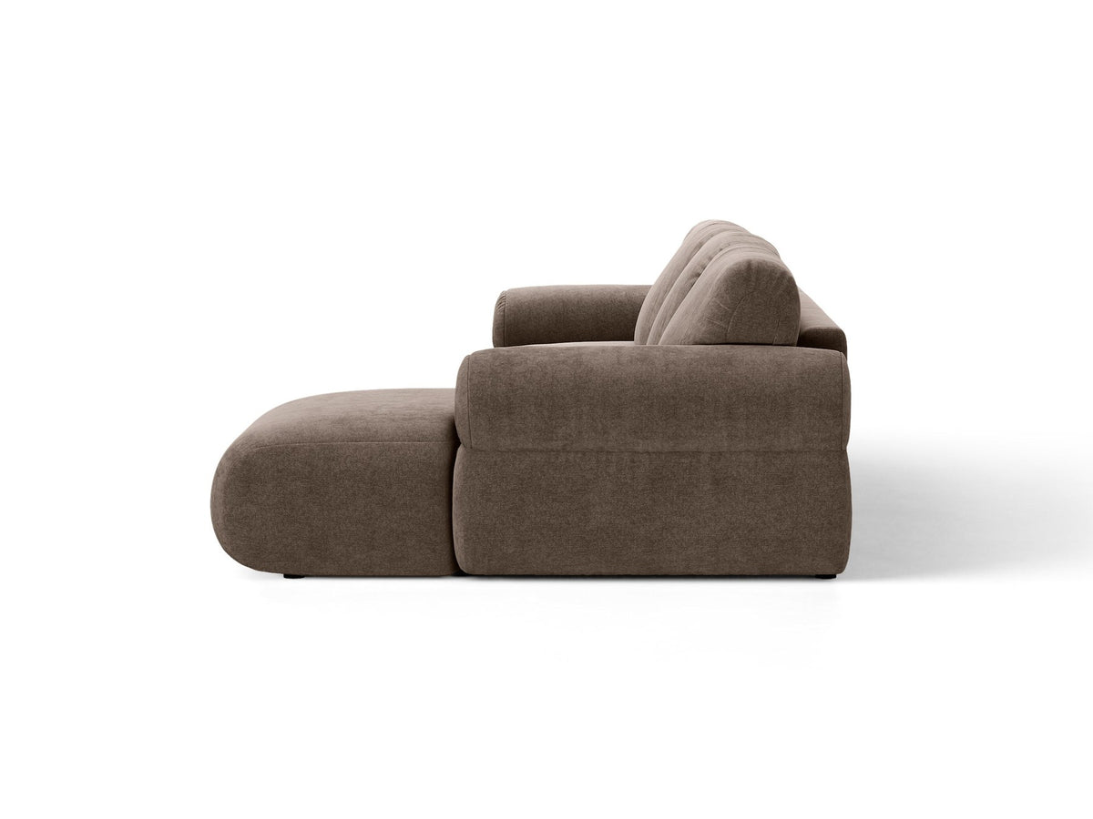 Beiges L-Sofa links Ophelia von Micadoni mit Liberty-Stoffbezug, niedriger Silhouette, schwarzen Kunststoffbeinen und tiefer Sitzfläche.