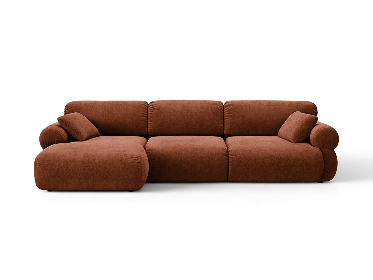 Beiges L-Sofa links Ophelia von Micadoni mit Liberty-Stoffbezug, niedriger Silhouette, schwarzen Kunststoffbeinen und tiefer Sitzfläche.