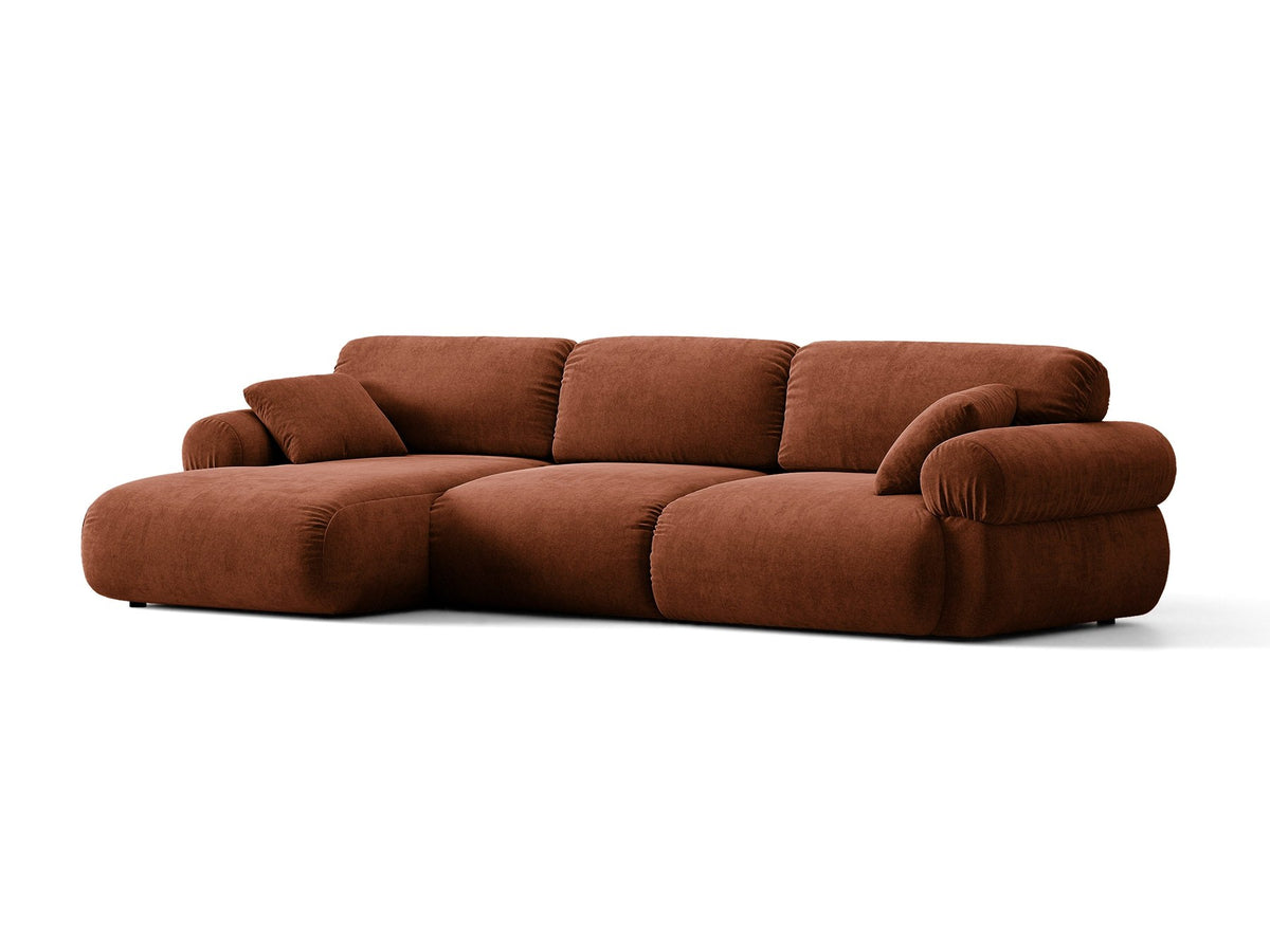 Beiges L-Sofa links Ophelia von Micadoni mit Liberty-Stoffbezug, niedriger Silhouette, schwarzen Kunststoffbeinen und tiefer Sitzfläche.