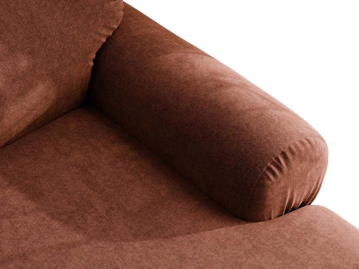 Beiges L-Sofa links Ophelia von Micadoni mit Liberty-Stoffbezug, niedriger Silhouette, schwarzen Kunststoffbeinen und tiefer Sitzfläche.