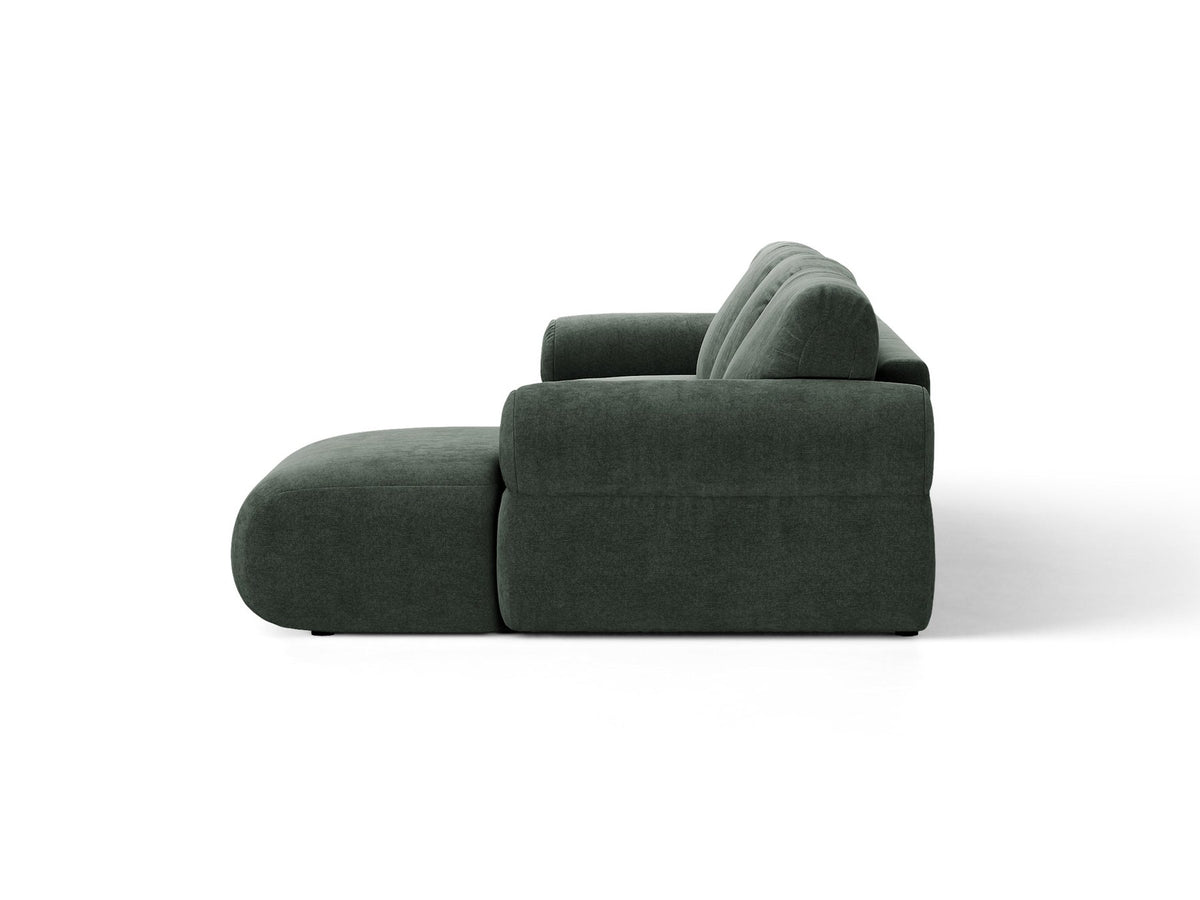 Beiges L-Sofa links Ophelia von Micadoni mit Liberty-Stoffbezug, niedriger Silhouette, schwarzen Kunststoffbeinen und tiefer Sitzfläche.