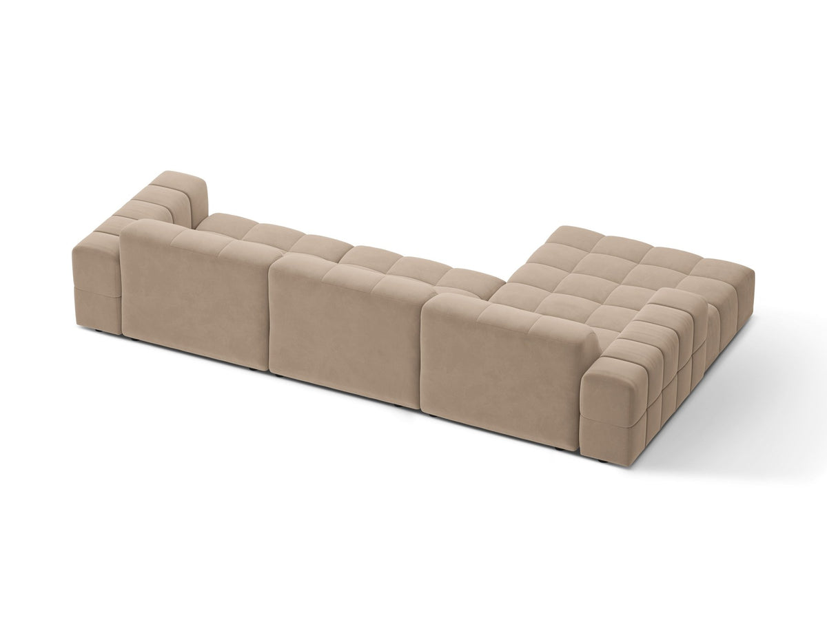 Linksseitiges L-Sofa Jennifer von Micadoni in leichtem Beige, Bluvel-Stoff, mit schwarzen Kunststoffbeinen und niedriger Rückenlehne.