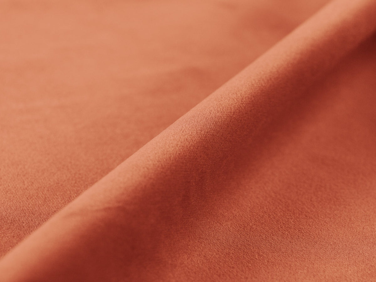 Linksseitiges L-Sofa Jennifer von Micadoni in leichtem Beige, Bluvel-Stoff, mit schwarzen Kunststoffbeinen und niedriger Rückenlehne.