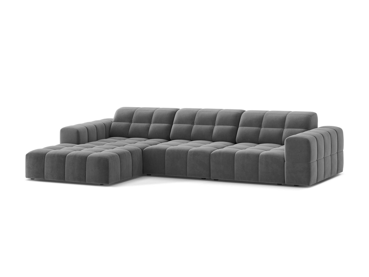 Linksseitiges L-Sofa Jennifer von Micadoni in leichtem Beige, Bluvel-Stoff, mit schwarzen Kunststoffbeinen und niedriger Rückenlehne.