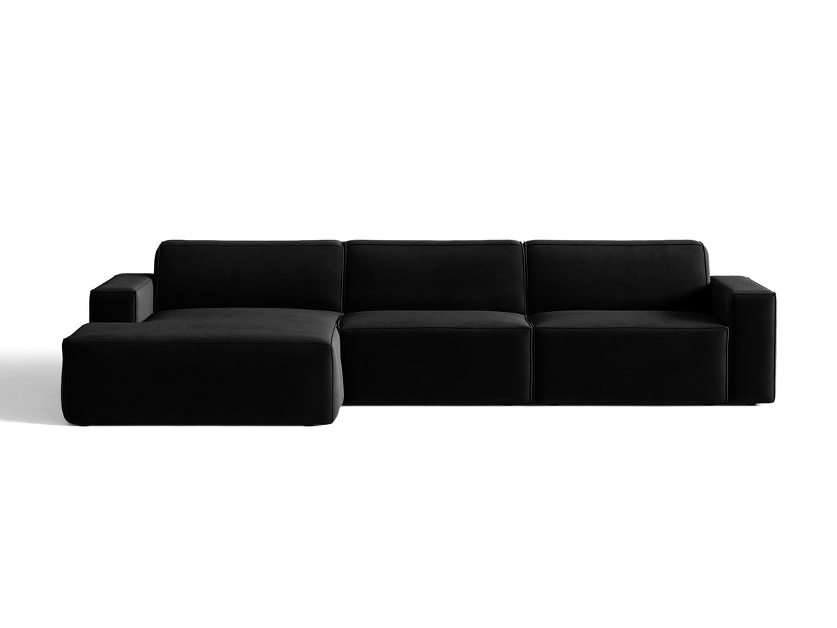 Modulares Ecksofa links von Micadoni in leichtem Beige mit Venus-Samtstoff-Bezug, schwarzen Kunststoffbeinen und niedriger Rückenlehne.