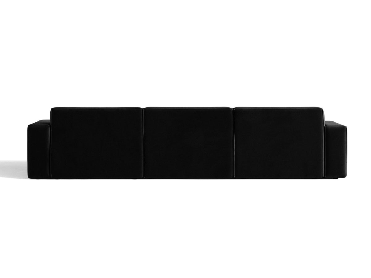 Modulares Ecksofa links von Micadoni in leichtem Beige mit Venus-Samtstoff-Bezug, schwarzen Kunststoffbeinen und niedriger Rückenlehne.