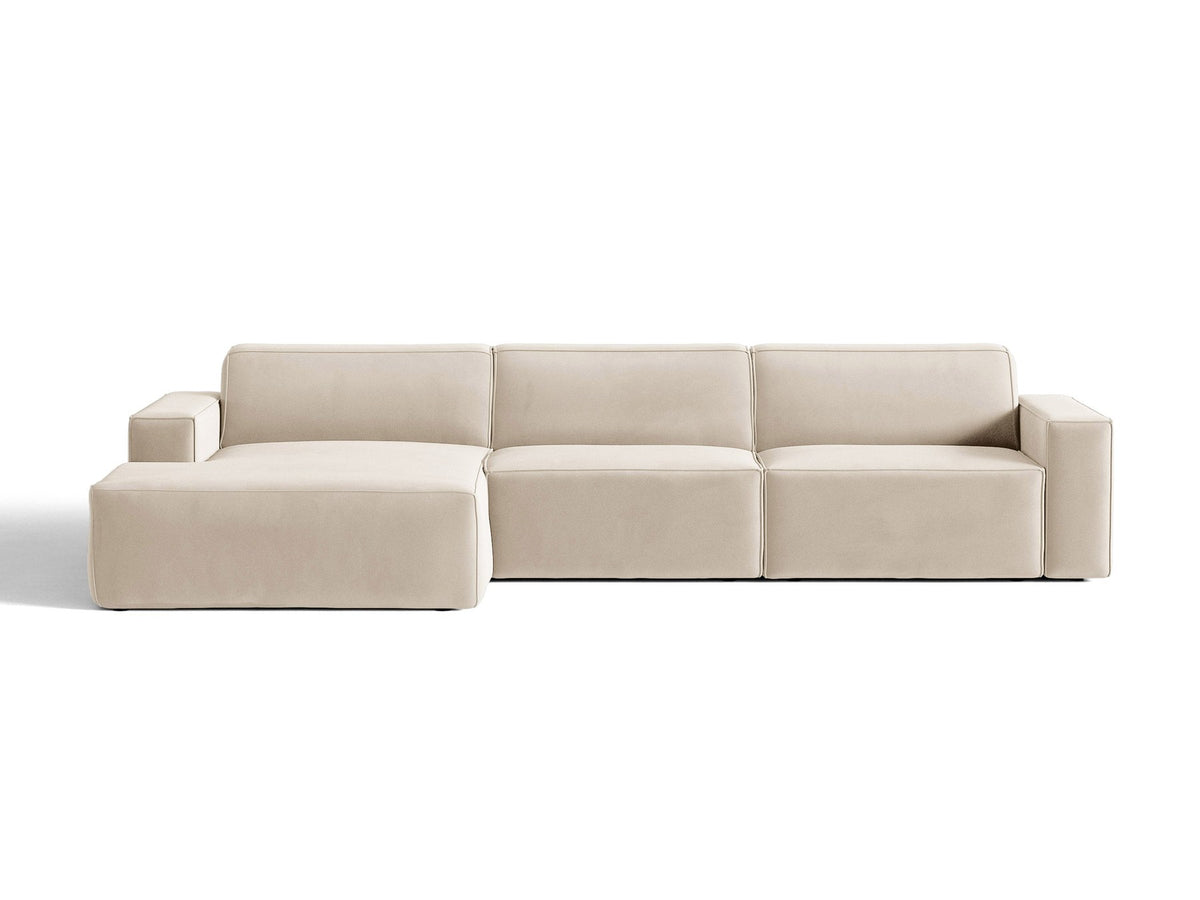 Modulares Ecksofa links von Micadoni in leichtem Beige mit Venus-Samtstoff-Bezug, schwarzen Kunststoffbeinen und niedriger Rückenlehne.