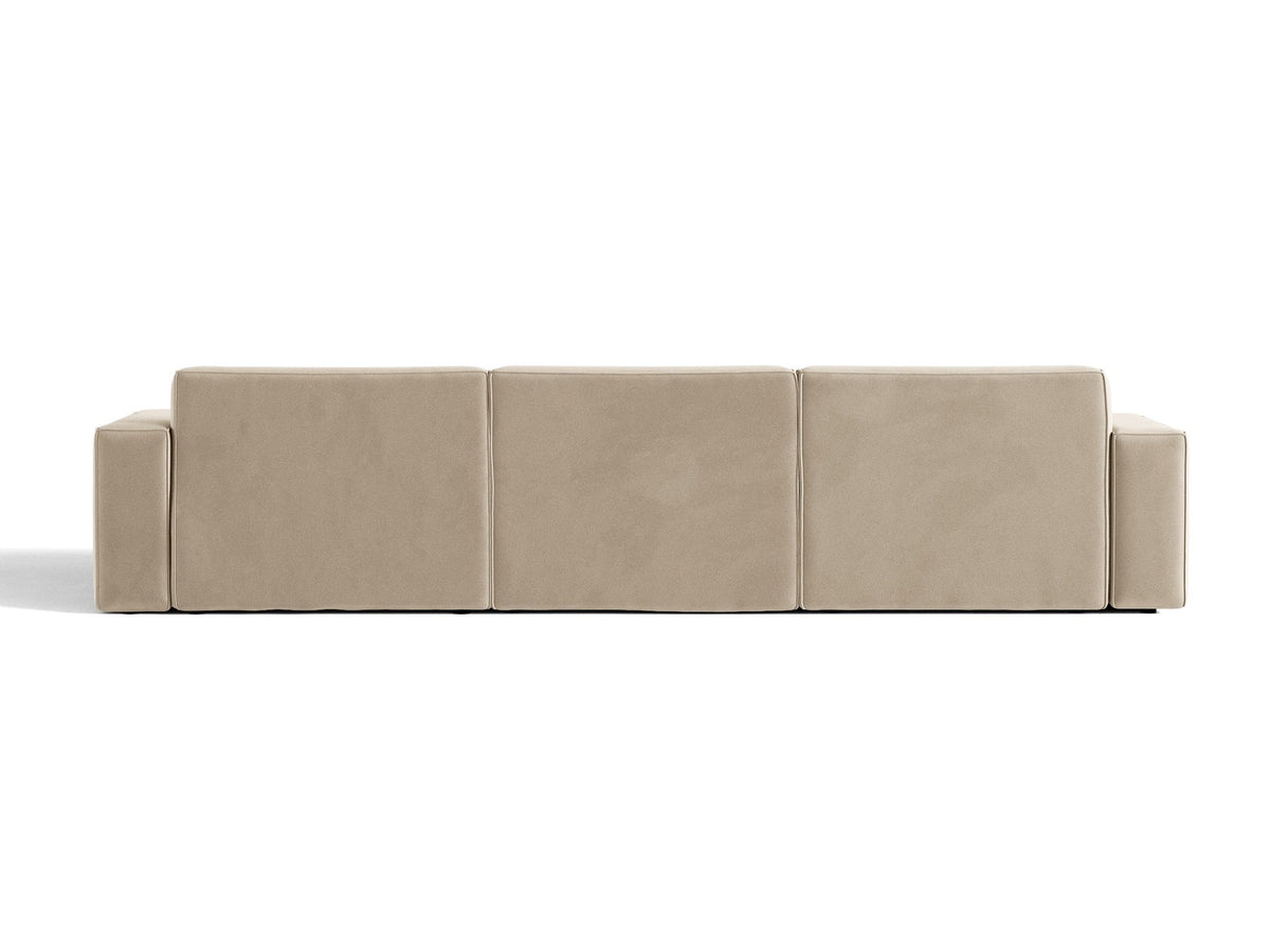 Modulares Ecksofa links von Micadoni in leichtem Beige mit Venus-Samtstoff-Bezug, schwarzen Kunststoffbeinen und niedriger Rückenlehne.