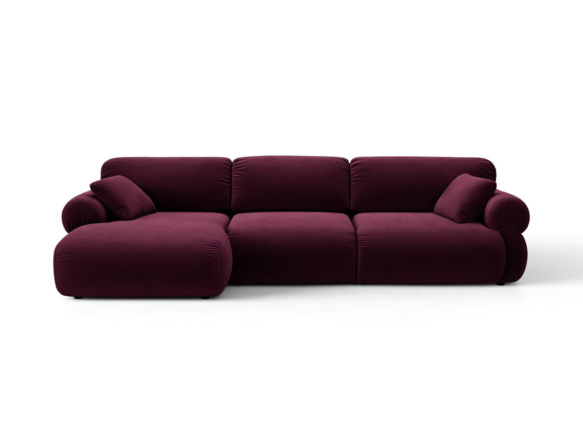 Beiges L-Sofa links Ophelia von Micadoni mit Liberty-Stoffbezug, niedriger Silhouette, schwarzen Kunststoffbeinen und tiefer Sitzfläche.