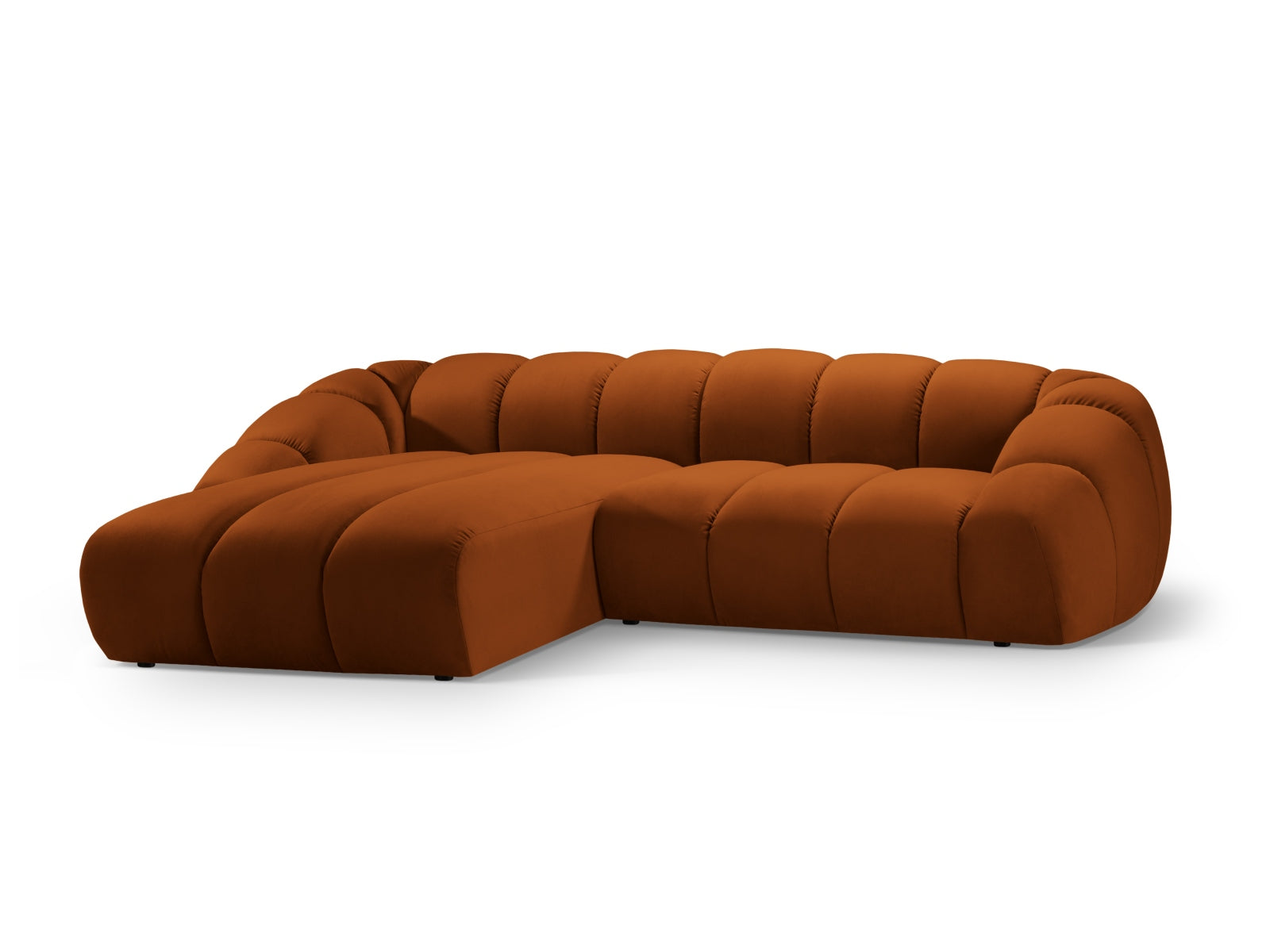 Elegantes Diana Velour Ecksofa in Terracotta, linksseitig, ideal für stilvolle Wohnräume. 4-Sitzer von Micadoni.