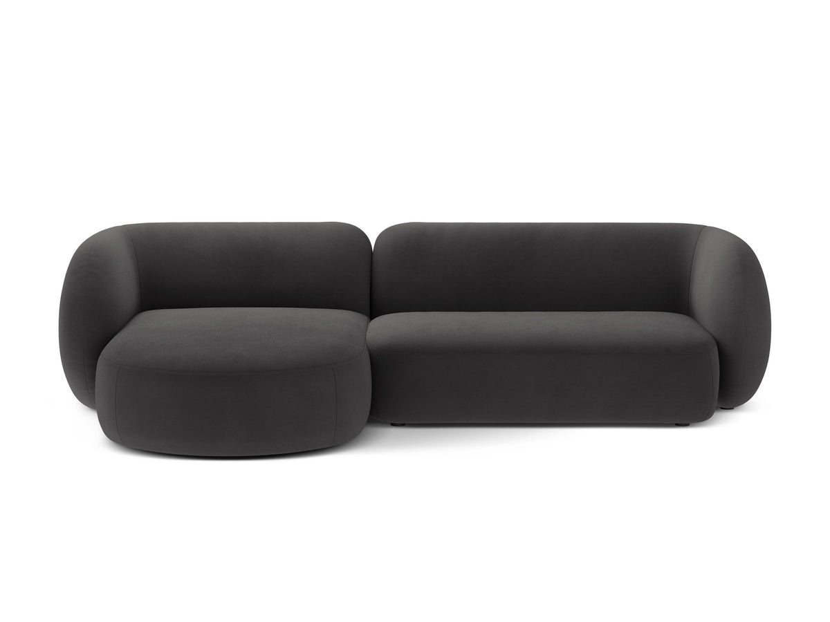 Produktfoto des weissen Kate Ecksofas links von Micadoni mit Bouclé-Stoffbezug, schwarzen Kunststoffbeinen und niedriger Rückenlehne.