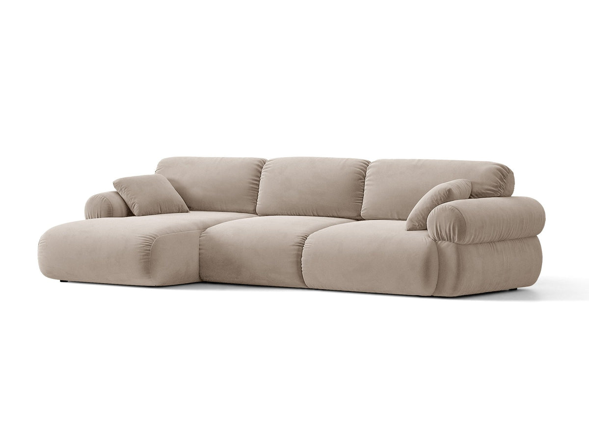 Beiges L-Sofa links Ophelia von Micadoni mit Liberty-Stoffbezug, niedriger Silhouette, schwarzen Kunststoffbeinen und tiefer Sitzfläche.
