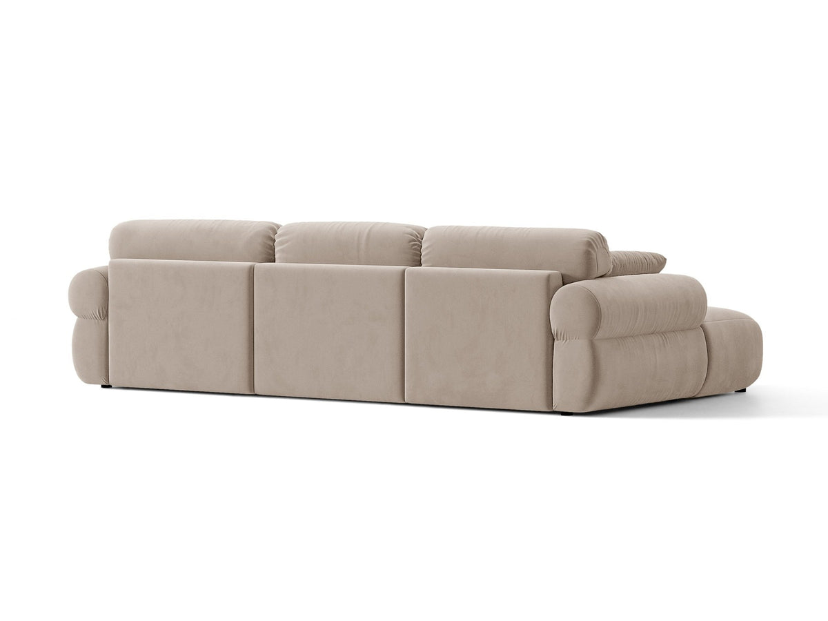 Beiges L-Sofa links Ophelia von Micadoni mit Liberty-Stoffbezug, niedriger Silhouette, schwarzen Kunststoffbeinen und tiefer Sitzfläche.