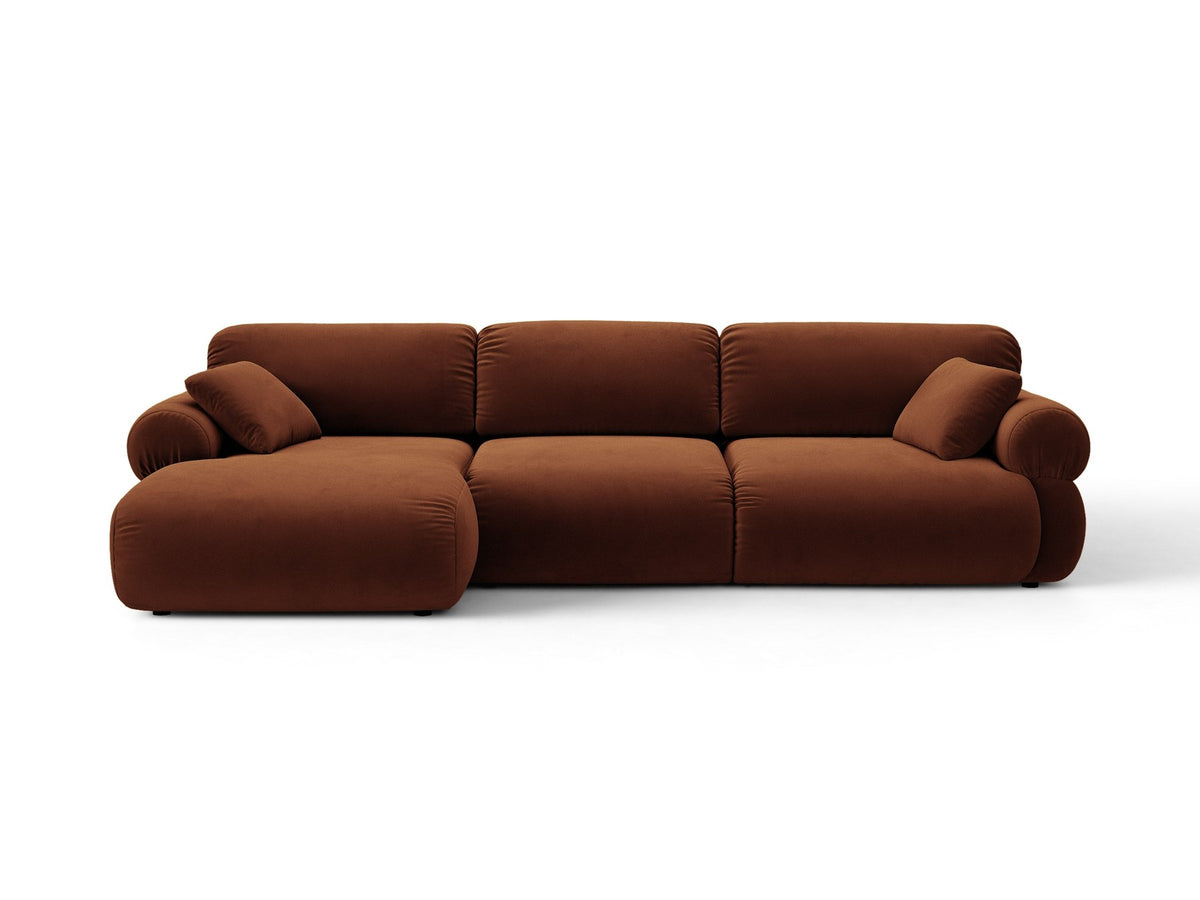 Beiges L-Sofa links Ophelia von Micadoni mit Liberty-Stoffbezug, niedriger Silhouette, schwarzen Kunststoffbeinen und tiefer Sitzfläche.