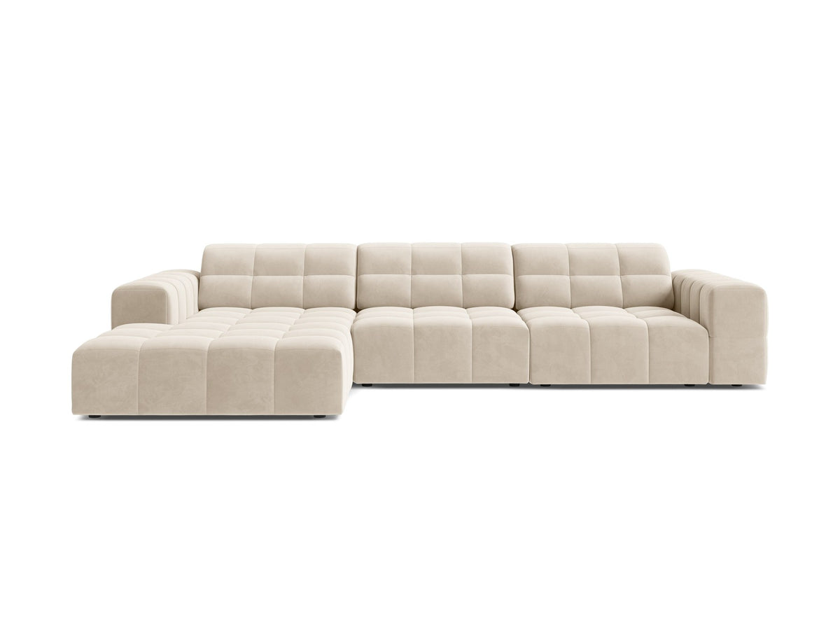 Linksseitiges L-Sofa Jennifer von Micadoni in leichtem Beige, Bluvel-Stoff, mit schwarzen Kunststoffbeinen und niedriger Rückenlehne.