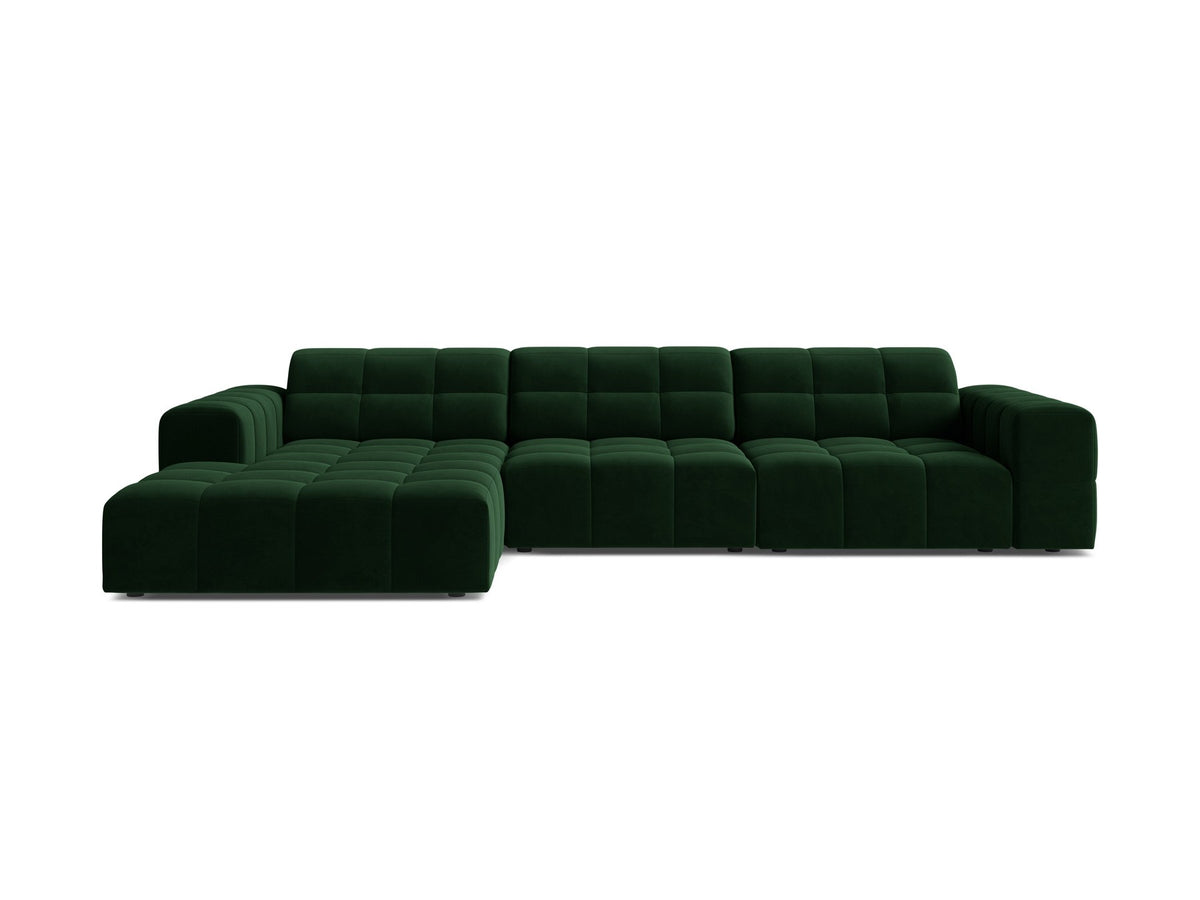 Linksseitiges L-Sofa Jennifer von Micadoni in leichtem Beige, Bluvel-Stoff, mit schwarzen Kunststoffbeinen und niedriger Rückenlehne.