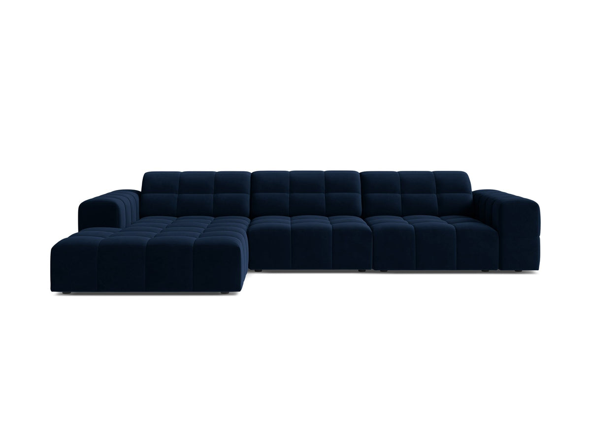 Linksseitiges L-Sofa Jennifer von Micadoni in leichtem Beige, Bluvel-Stoff, mit schwarzen Kunststoffbeinen und niedriger Rückenlehne.