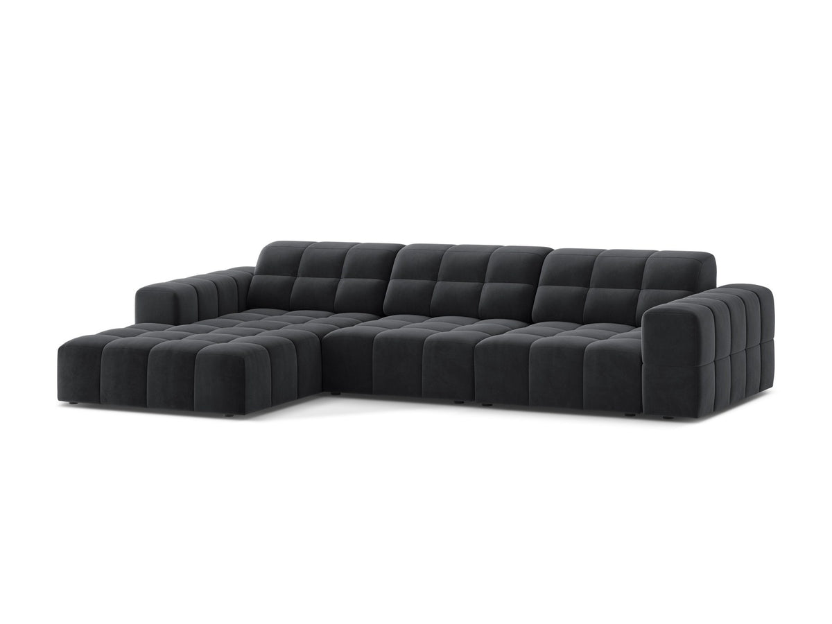 Linksseitiges L-Sofa Jennifer von Micadoni in leichtem Beige, Bluvel-Stoff, mit schwarzen Kunststoffbeinen und niedriger Rückenlehne.