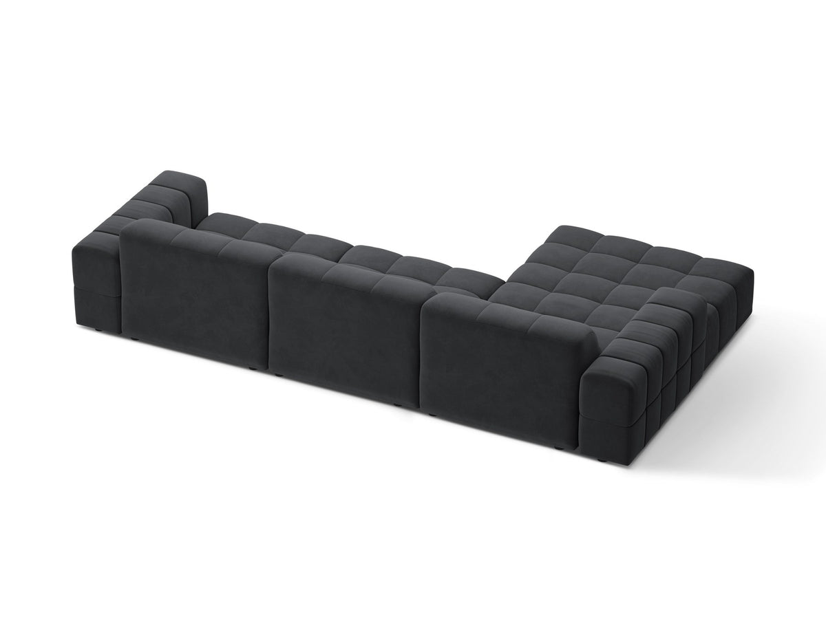 Linksseitiges L-Sofa Jennifer von Micadoni in leichtem Beige, Bluvel-Stoff, mit schwarzen Kunststoffbeinen und niedriger Rückenlehne.