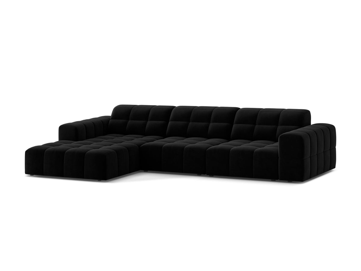 Linksseitiges L-Sofa Jennifer von Micadoni in leichtem Beige, Bluvel-Stoff, mit schwarzen Kunststoffbeinen und niedriger Rückenlehne.