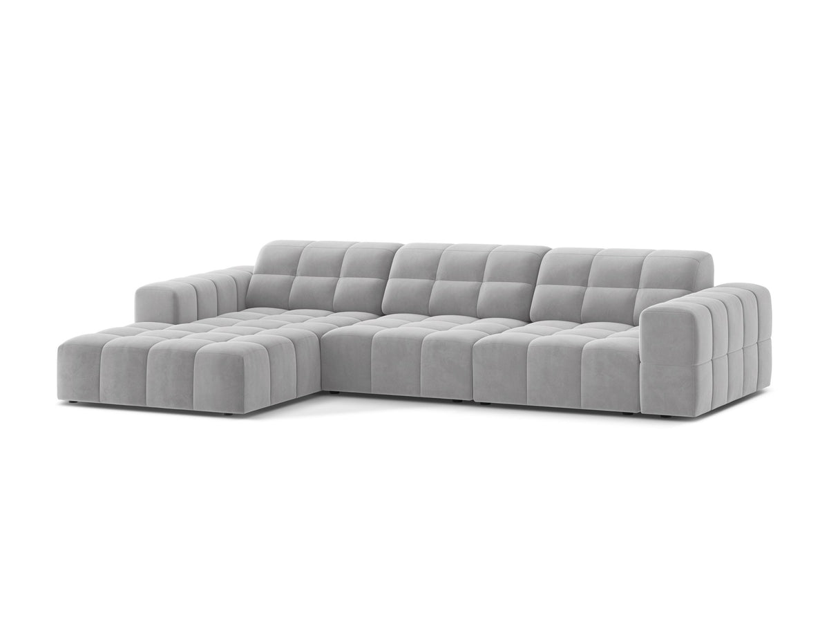 Linksseitiges L-Sofa Jennifer von Micadoni in leichtem Beige, Bluvel-Stoff, mit schwarzen Kunststoffbeinen und niedriger Rückenlehne.