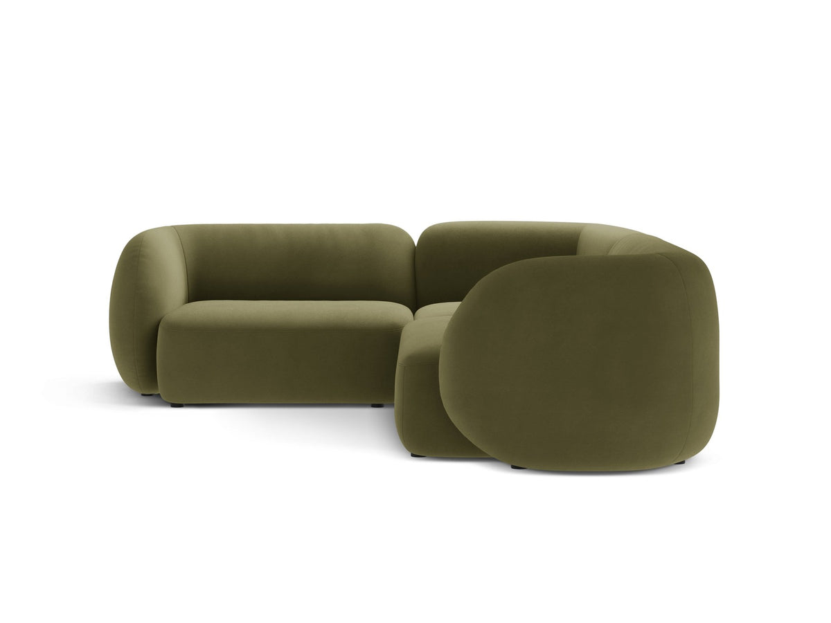 Weisses Ecksofa links Kate von Micadoni mit Bouclé-Stoff Baloo, schwarzen Kunststoffbeinen und niedriger Rückenlehne im Wohnraum.