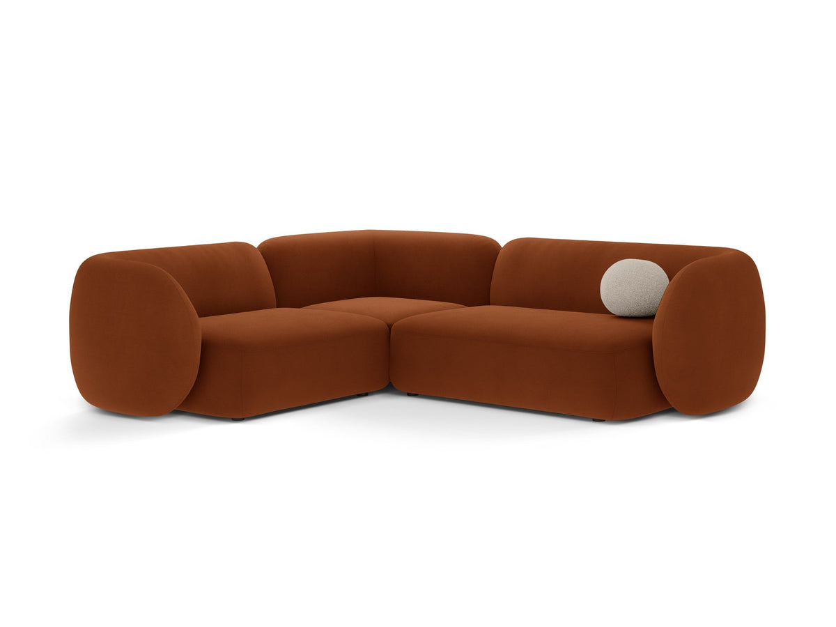 Weisses Ecksofa links Kate von Micadoni mit Bouclé-Stoff Baloo, schwarzen Kunststoffbeinen und niedriger Rückenlehne im Wohnraum.