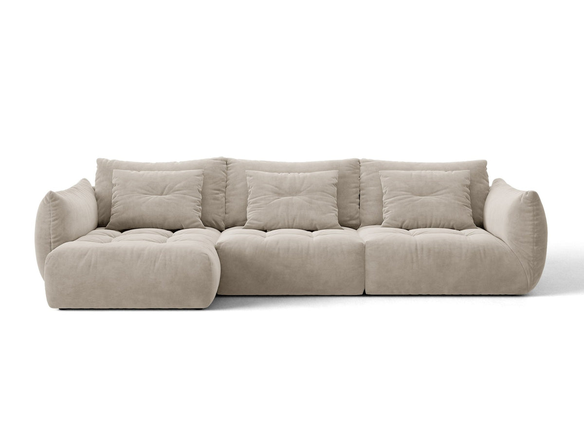 Beiges L-Sofa links von Micadoni mit weichem Veloursstoff Casino, schwarzen Kunststoffbeinen und breiter, tiefer Sitzfläche.