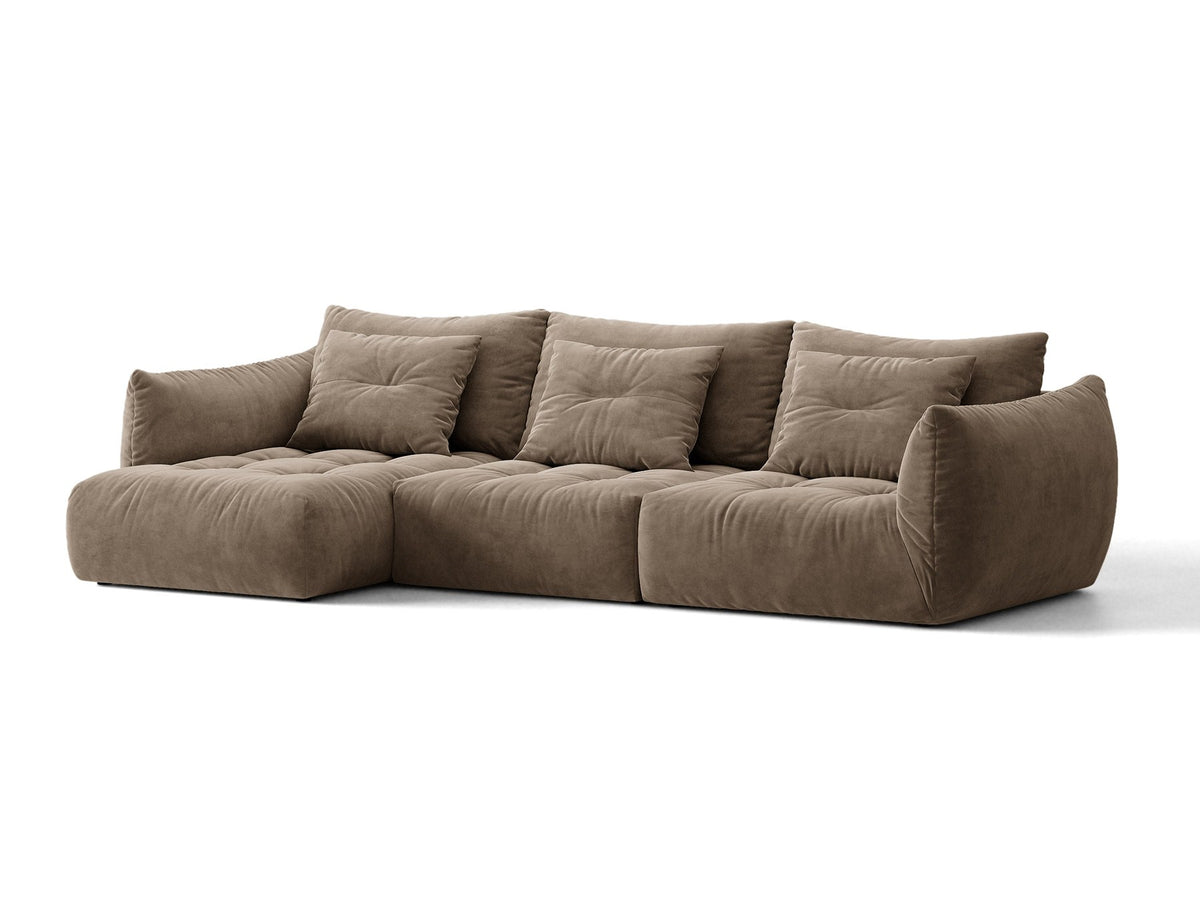 Beiges L-Sofa links von Micadoni mit weichem Veloursstoff Casino, schwarzen Kunststoffbeinen und breiter, tiefer Sitzfläche.