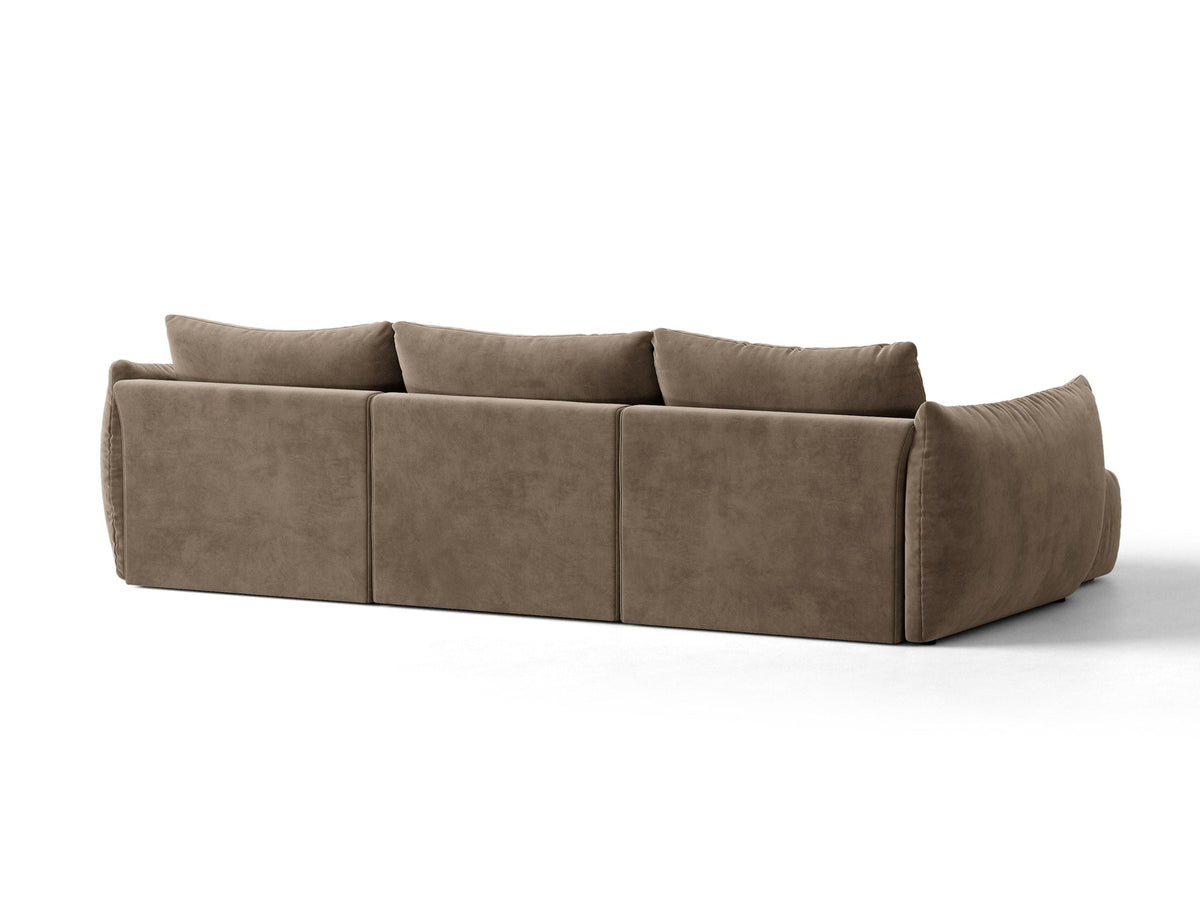 Beiges L-Sofa links von Micadoni mit weichem Veloursstoff Casino, schwarzen Kunststoffbeinen und breiter, tiefer Sitzfläche.
