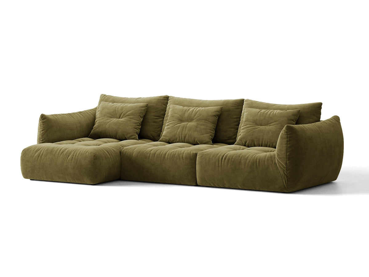 Beiges L-Sofa links von Micadoni mit weichem Veloursstoff Casino, schwarzen Kunststoffbeinen und breiter, tiefer Sitzfläche.