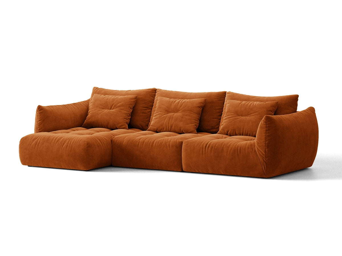 Beiges L-Sofa links von Micadoni mit weichem Veloursstoff Casino, schwarzen Kunststoffbeinen und breiter, tiefer Sitzfläche.