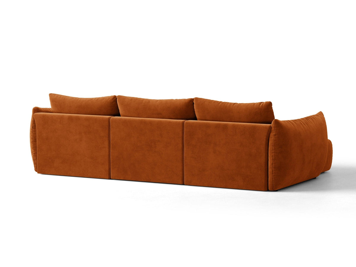Beiges L-Sofa links von Micadoni mit weichem Veloursstoff Casino, schwarzen Kunststoffbeinen und breiter, tiefer Sitzfläche.