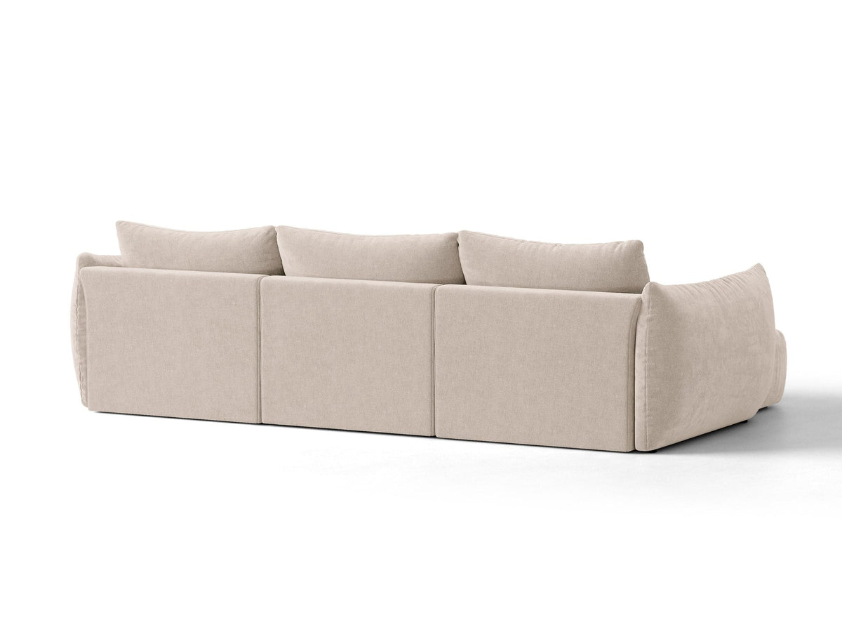 Beiges L-Sofa links von Micadoni mit weichem Veloursstoff Casino, schwarzen Kunststoffbeinen und breiter, tiefer Sitzfläche.