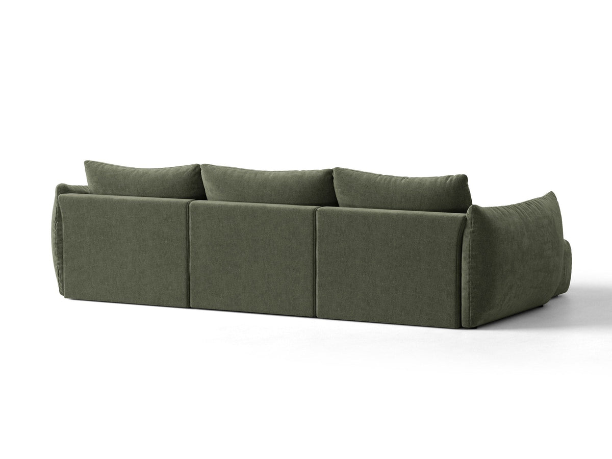 Beiges L-Sofa links von Micadoni mit weichem Veloursstoff Casino, schwarzen Kunststoffbeinen und breiter, tiefer Sitzfläche.