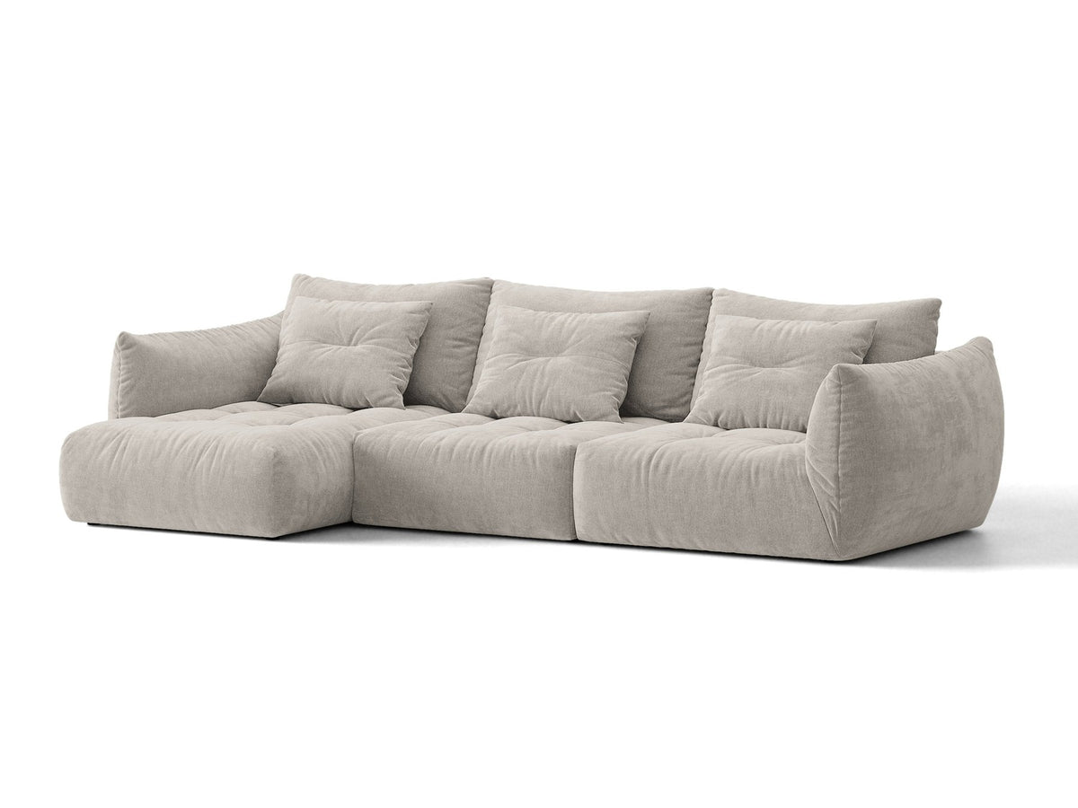 Beiges L-Sofa links von Micadoni mit weichem Veloursstoff Casino, schwarzen Kunststoffbeinen und breiter, tiefer Sitzfläche.