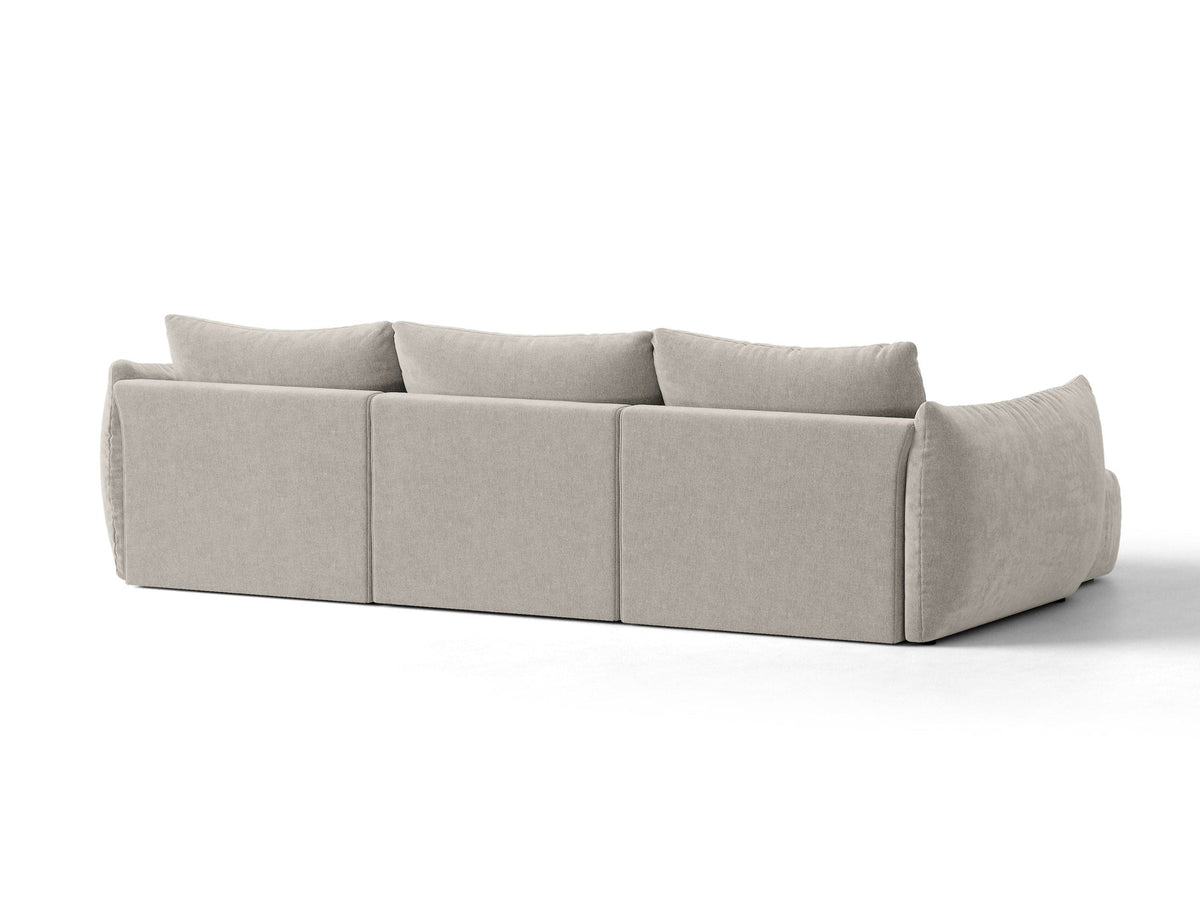 Beiges L-Sofa links von Micadoni mit weichem Veloursstoff Casino, schwarzen Kunststoffbeinen und breiter, tiefer Sitzfläche.