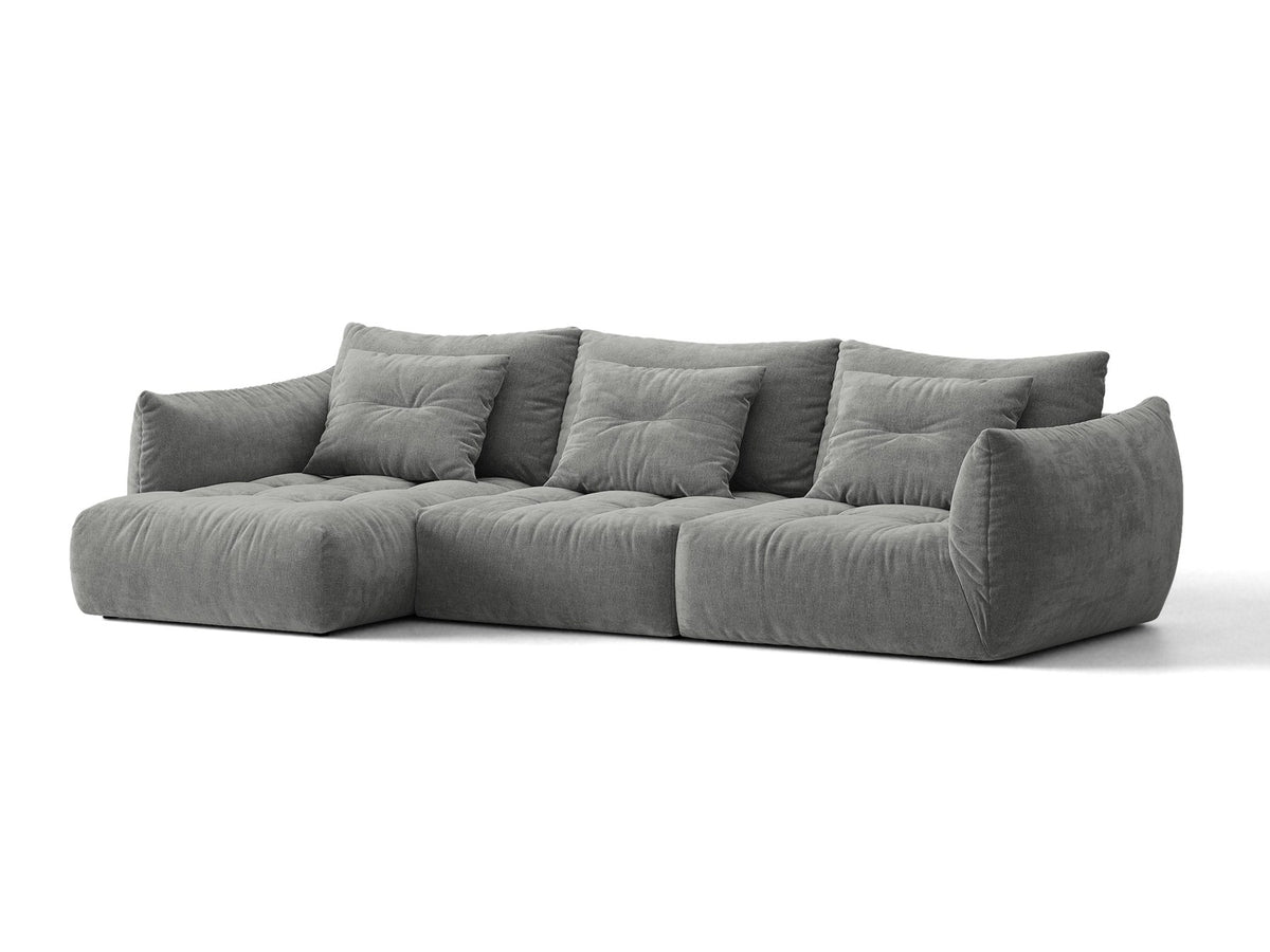 Beiges L-Sofa links von Micadoni mit weichem Veloursstoff Casino, schwarzen Kunststoffbeinen und breiter, tiefer Sitzfläche.