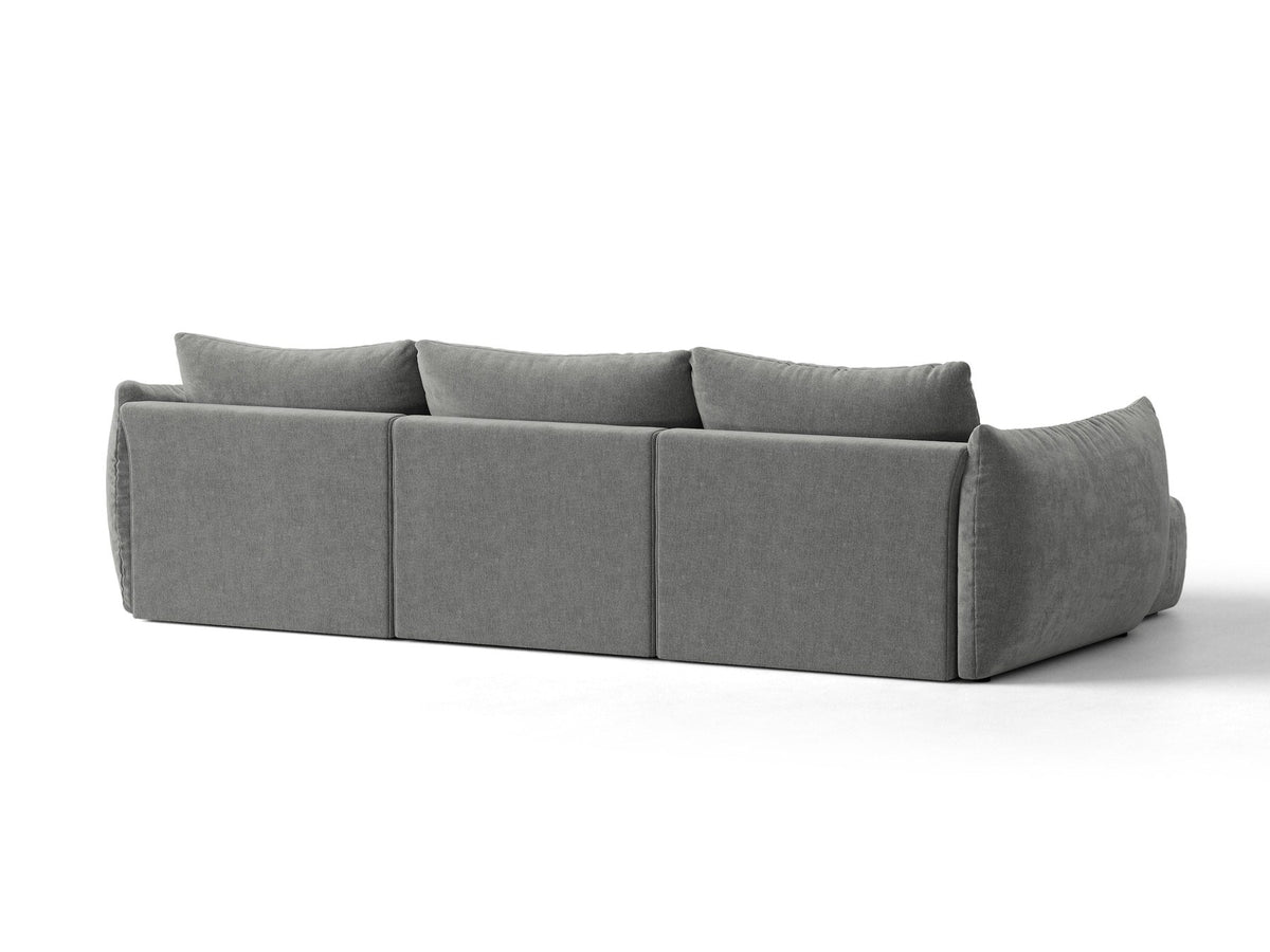 Beiges L-Sofa links von Micadoni mit weichem Veloursstoff Casino, schwarzen Kunststoffbeinen und breiter, tiefer Sitzfläche.