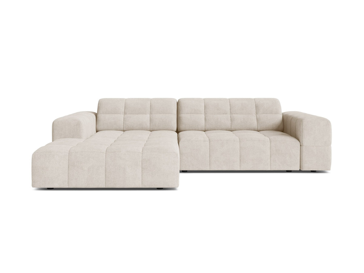Jennifer Linkes Ecksofa von Micadoni in leichtem Beige, L-Form, Eden Chenille-Stoff, schwarze Kunststoffbeine, Rückenlehne mit Wattierung.