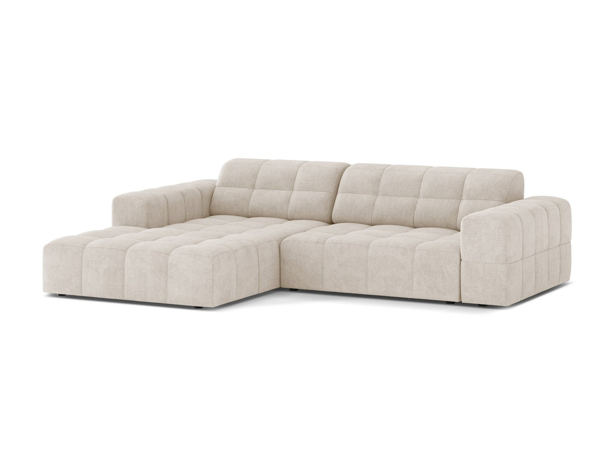 Jennifer Linkes Ecksofa von Micadoni in leichtem Beige, L-Form, Eden Chenille-Stoff, schwarze Kunststoffbeine, Rückenlehne mit Wattierung.