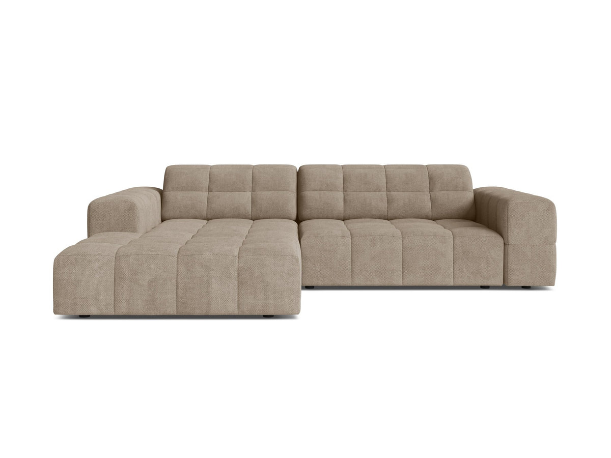 Jennifer Linkes Ecksofa von Micadoni in leichtem Beige, L-Form, Eden Chenille-Stoff, schwarze Kunststoffbeine, Rückenlehne mit Wattierung.